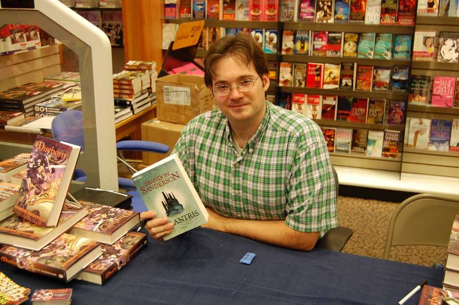 brandon_sanderson_with_a_german_copy_of_elantris-1321610