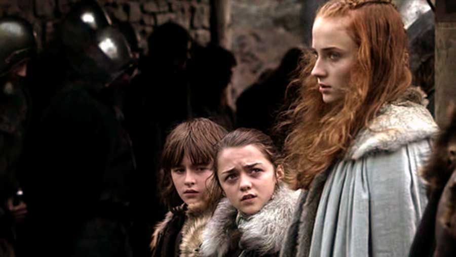 arya-with-sansa-and-bran-arya-stark-31146891-500-282-8812705