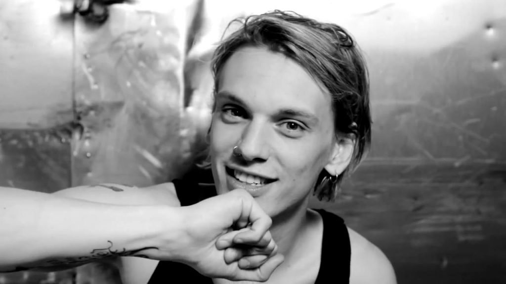 jamie-campbell-bower-hunger-tv-i-dare-you-jamie-campbell-bower-35626715-1280-720-1024x576-8016287