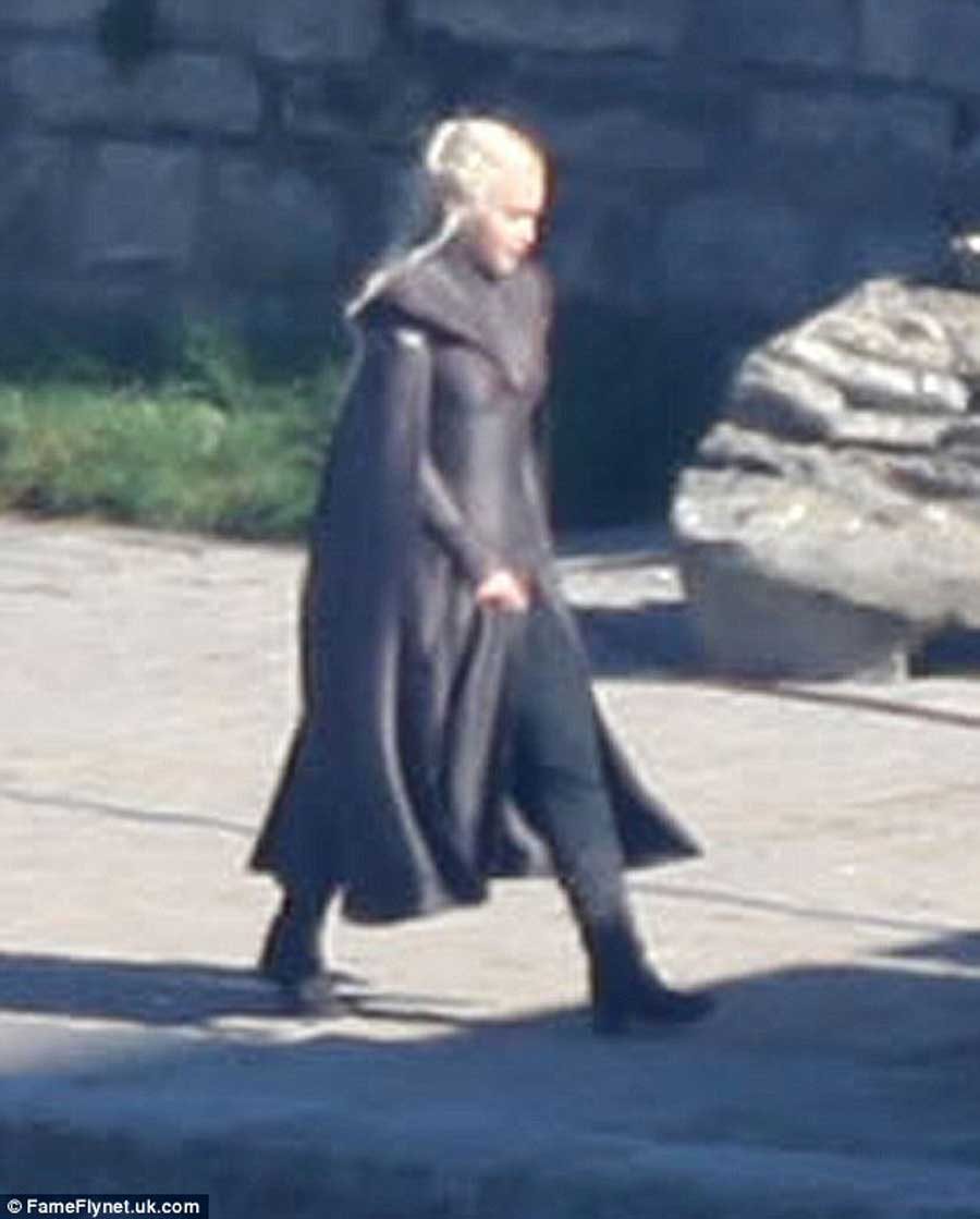 39d2d78300000578-3884556-dramatic_scenes_emilia_30_was_seen_striding_along_the_walled_ste-a-2_1477757825763-5981742