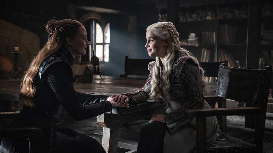 game-of-thrones-season-8-episode-2-sansa-dany-hold-hands-7009221