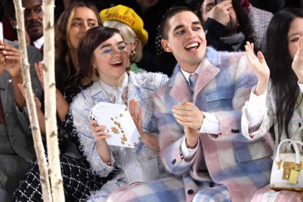 maisie-williams-rocks-an-elegant-look-with-her-boyfriend-at-the-paris-fashion-week-4-1278222