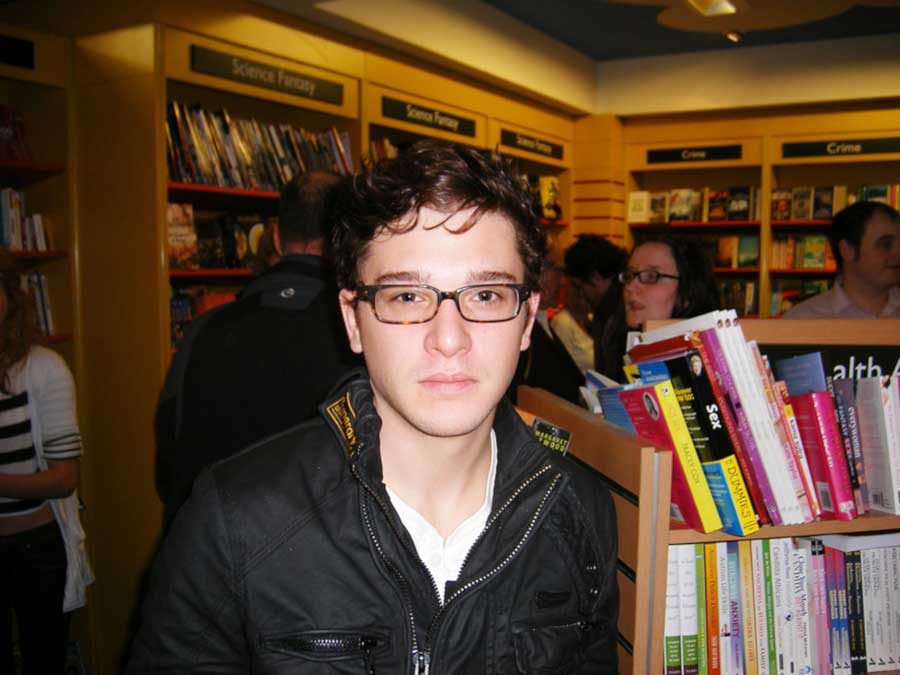 photos-of-young-game-of-thrones-stars-from-a-2009-song-of-ice-and-fire-book-signing-4-6209092