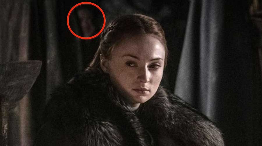 game-of-thrones-fans-have-noticed-a-tiny-detail-in-a-recently-released-photo-and-everyone-is-freaking-out-1196238