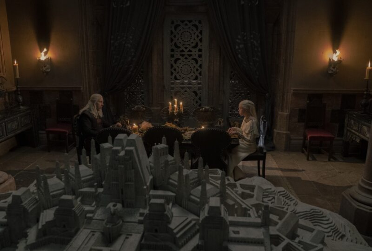 young-rhaenyra-milly-alcock-viserys-paddy-considine-valyria-model-room-2-800x539