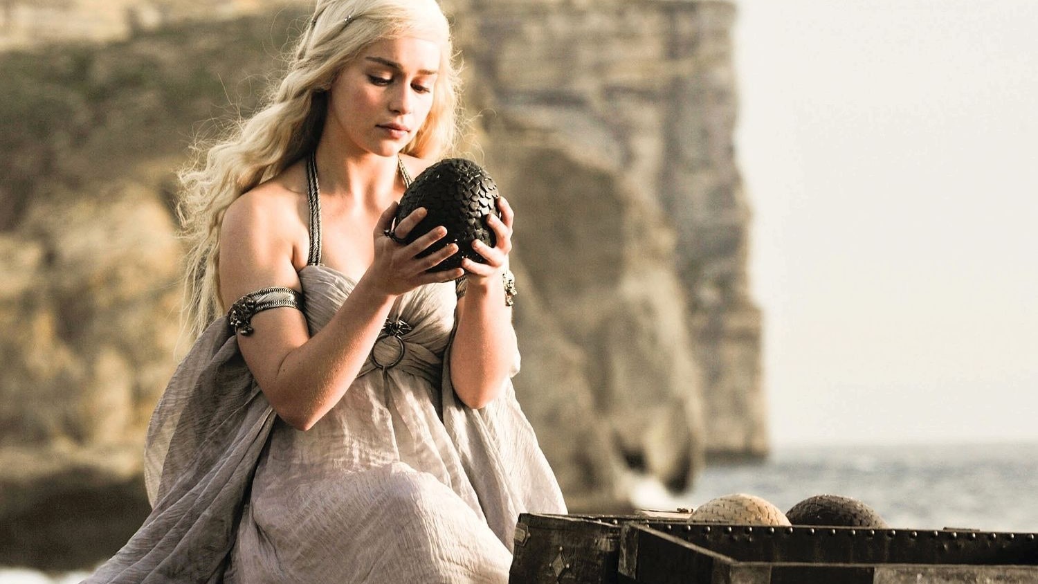 daenerys-targaryen-with-dragon-eggs