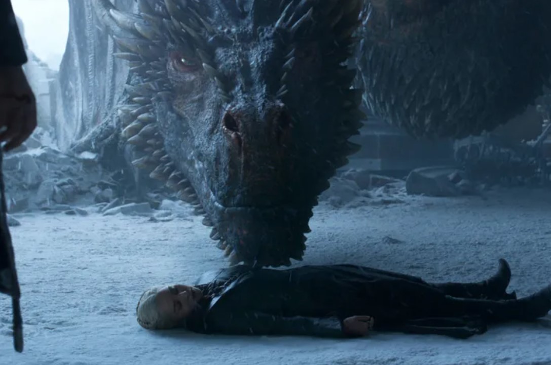 drogon comes closer to check on dead daenerys