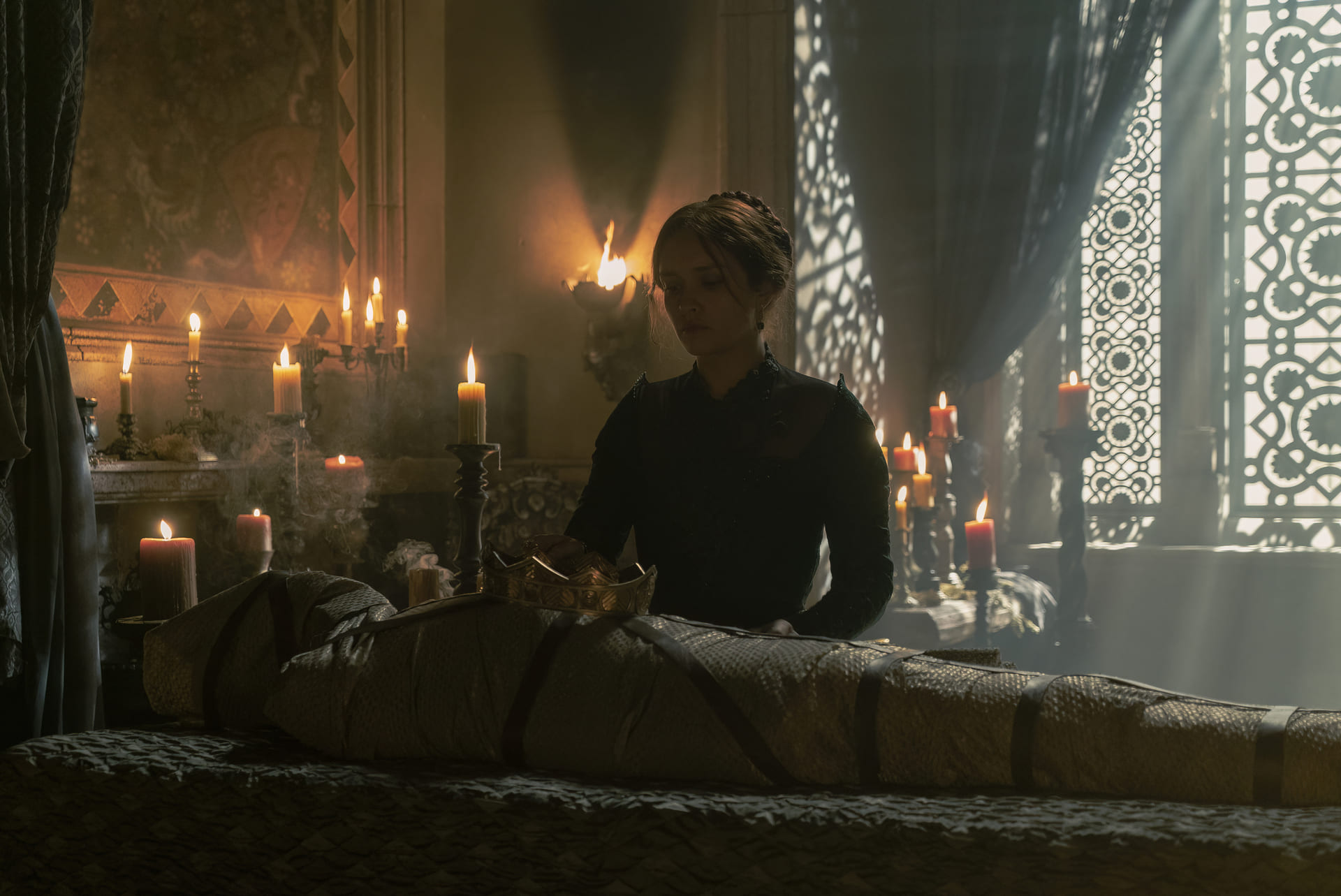 olivia-cooke-viserys-dead-body-crown-episode-9